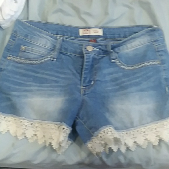 Cute low rise shorts - Picture 2 of 4